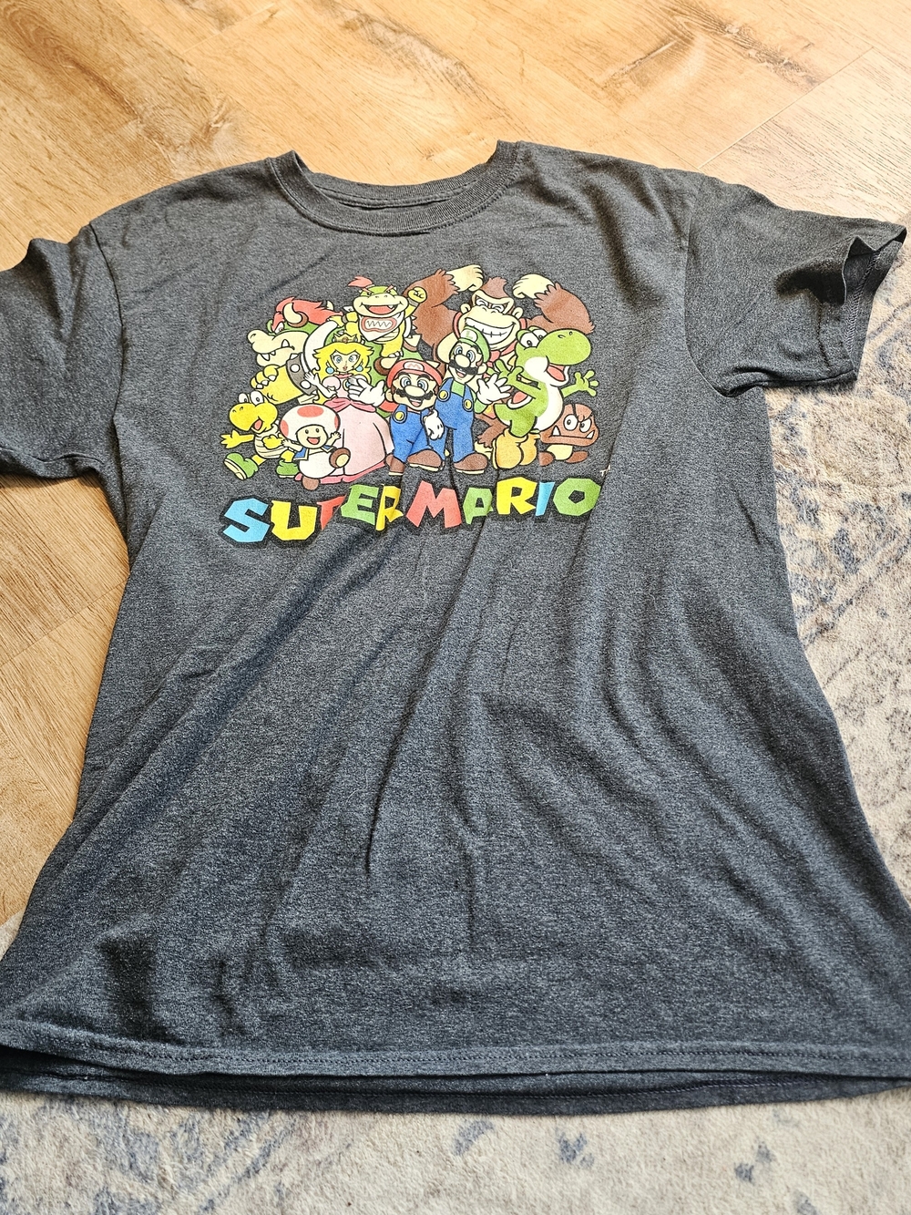 official Super Mario group character graphic T-shirt in dark Grey Mens Medium